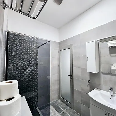 Ellamar Center * Makarska