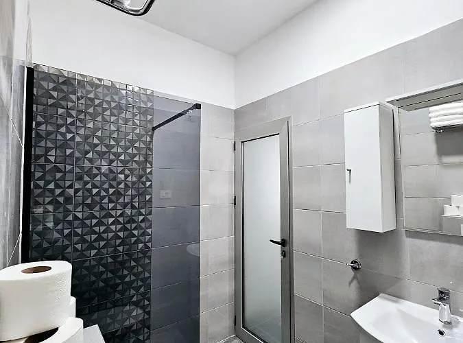 Ellamar Center * Makarska